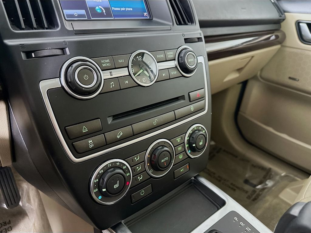 Used 2013 Fuji White Land Rover  image 18