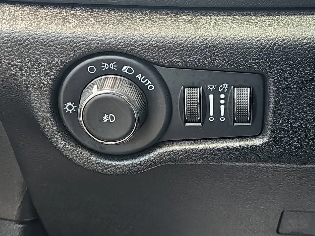 Used 2025 Black Chrysler Select image 19