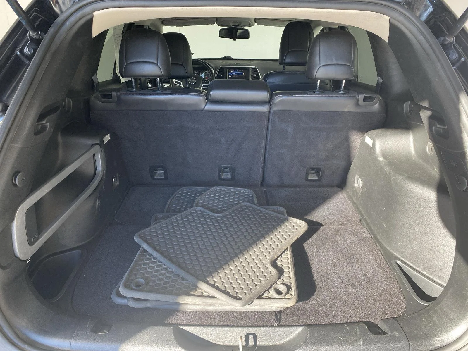 Used 2018 Diamond Black Crystal Pearlcoat Jeep Latitude Plus image 17