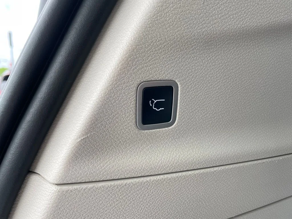Used 2022 Bright White Clearcoat Chrysler Touring L image 31