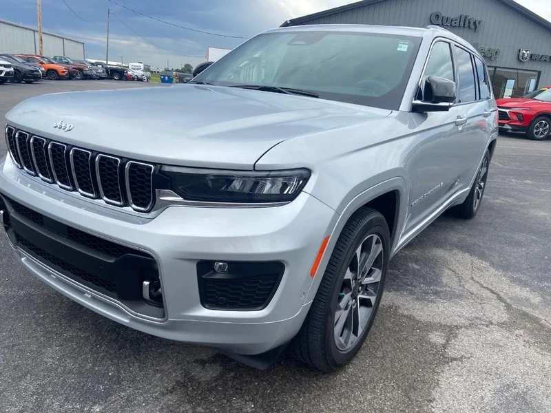 Used 2024 Silver Zynith Jeep Overland image 3