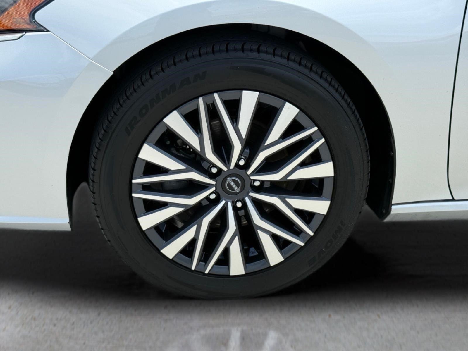Used 2024 Brilliant Silver Metallic Nissan 2.5 SV image 10