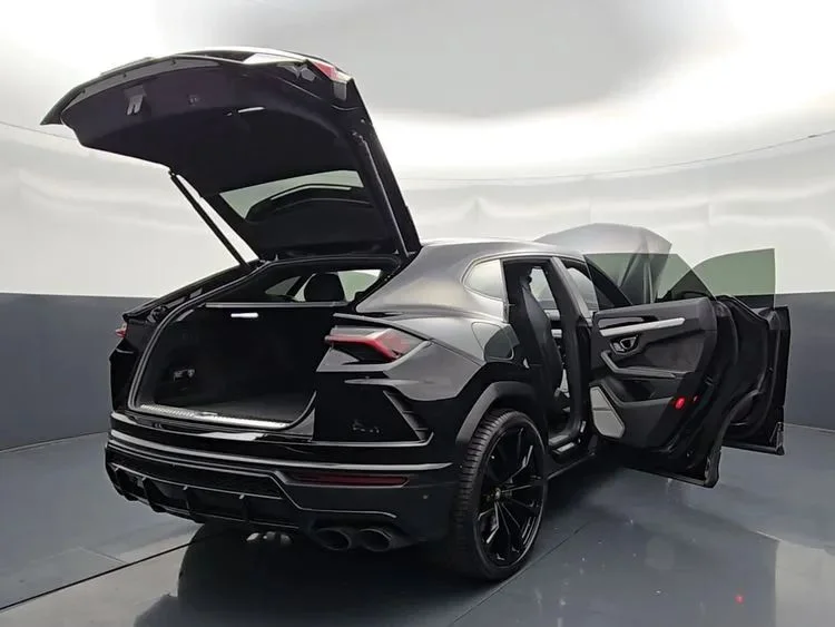 Used 2022  Lamborghini Sport Utility 4D image 20