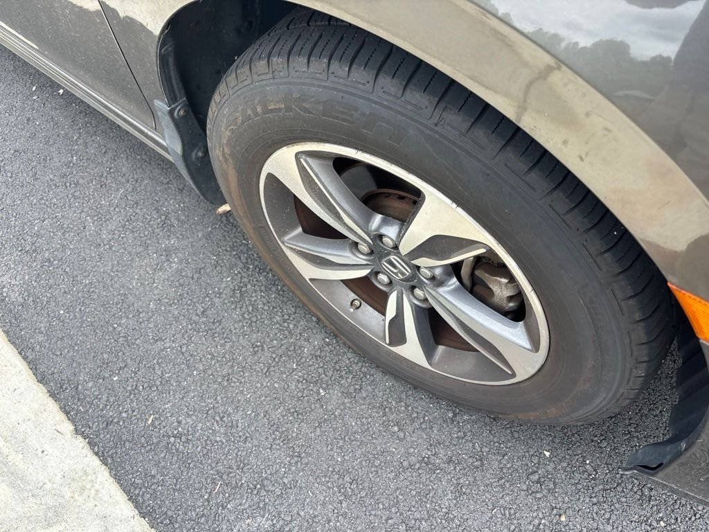 Used 2018 Pacific Pewter Metallic Honda Touring image 4