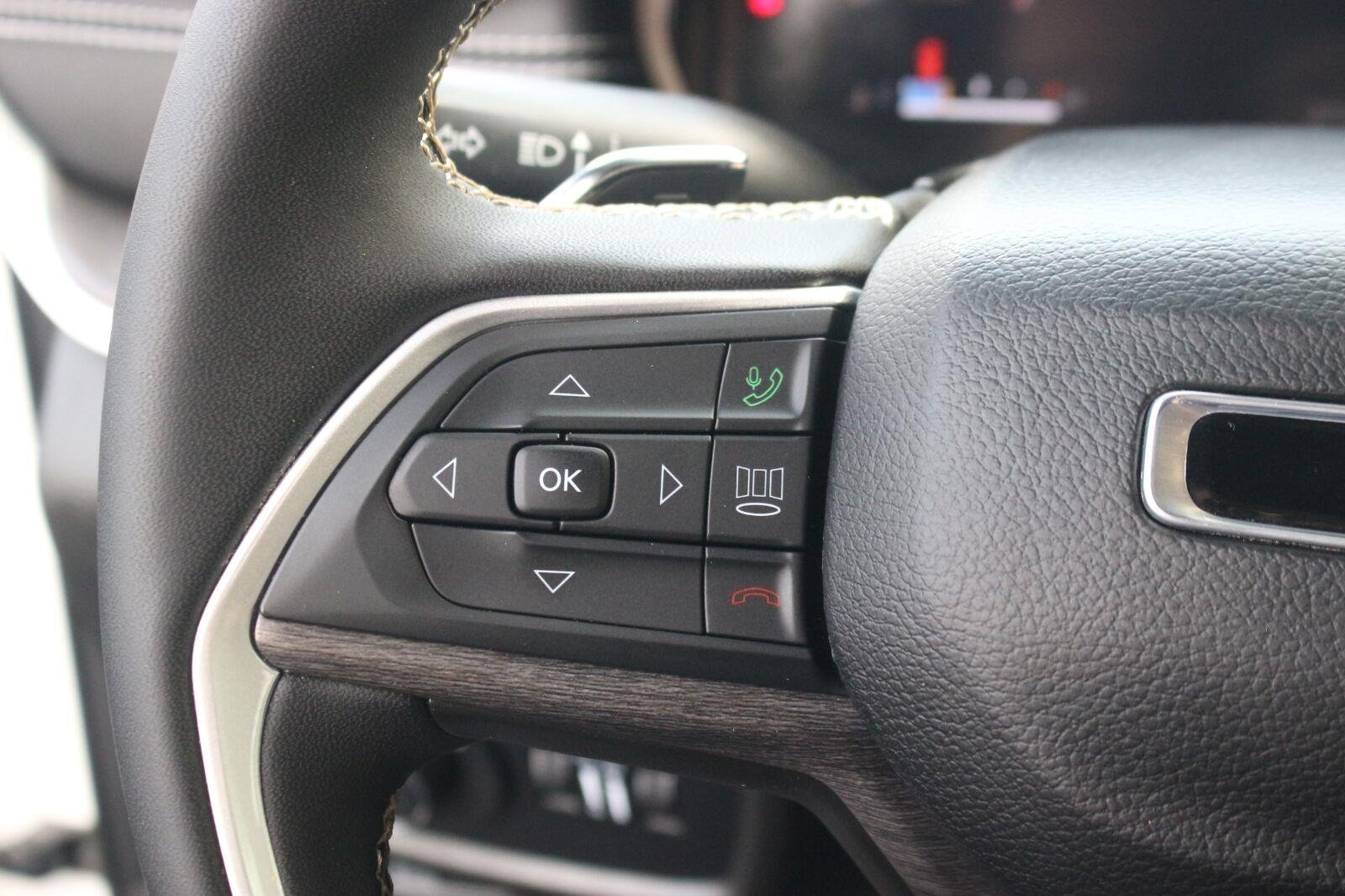 Used 2024 White Jeep Limited image 21