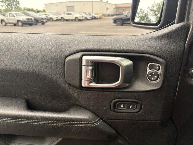 Used 2021 Granite Crystal Metallic Clearcoat Jeep Unlimited Sahara image 19