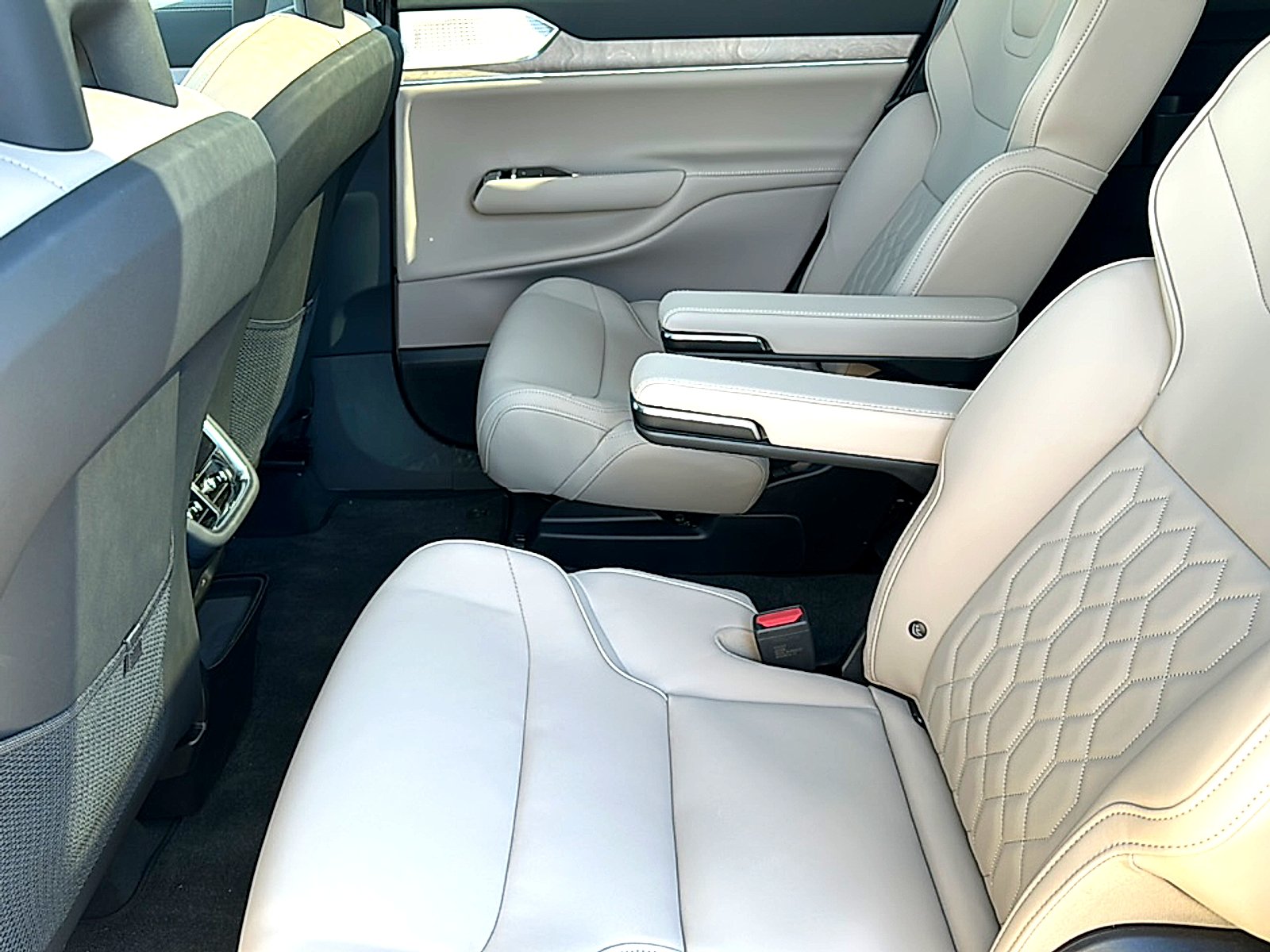 New 2025 Mulberry Red Volvo Ultra image 15