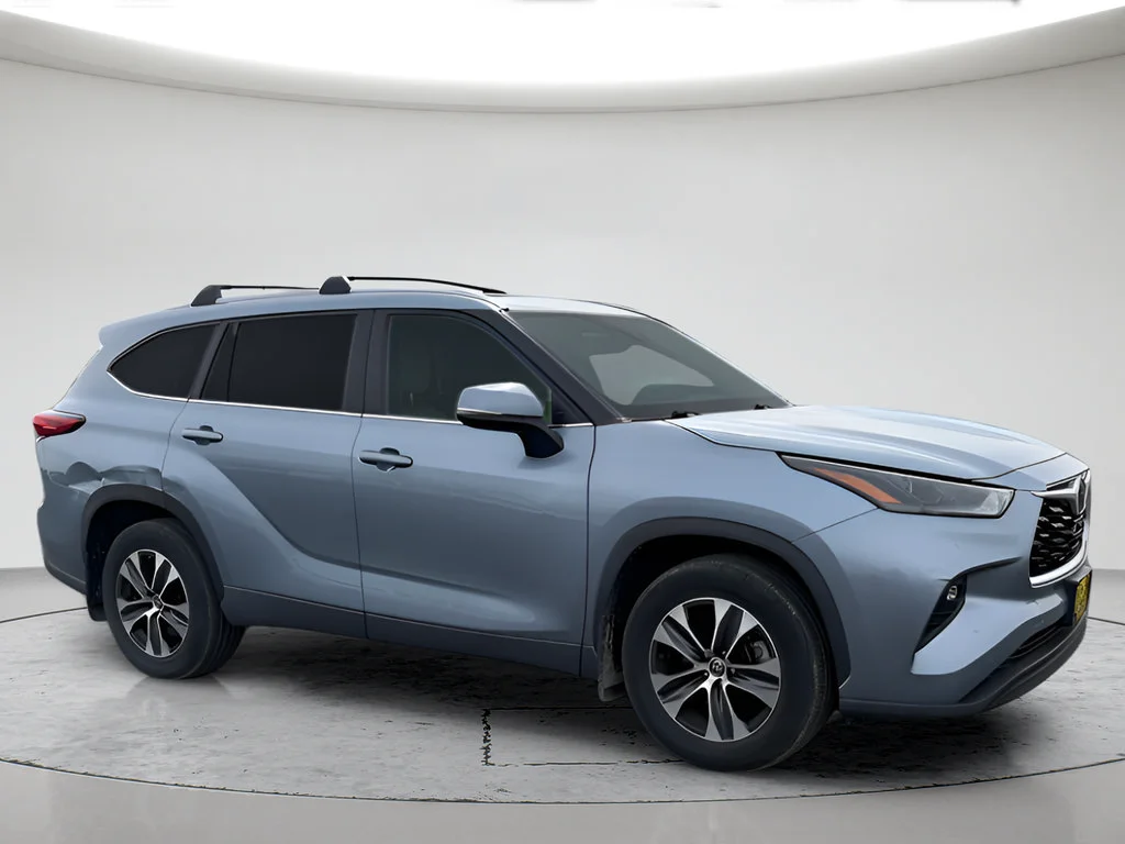 Used 2022 Blue Toyota XLE image 1