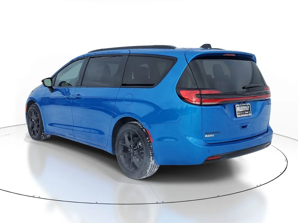 New 2026 Hydro Blue Pearl-Coat Exterior Paint Chrysler Select image 4