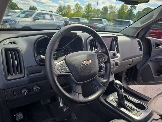 Used 2022 Black Chevrolet Z71 image 17