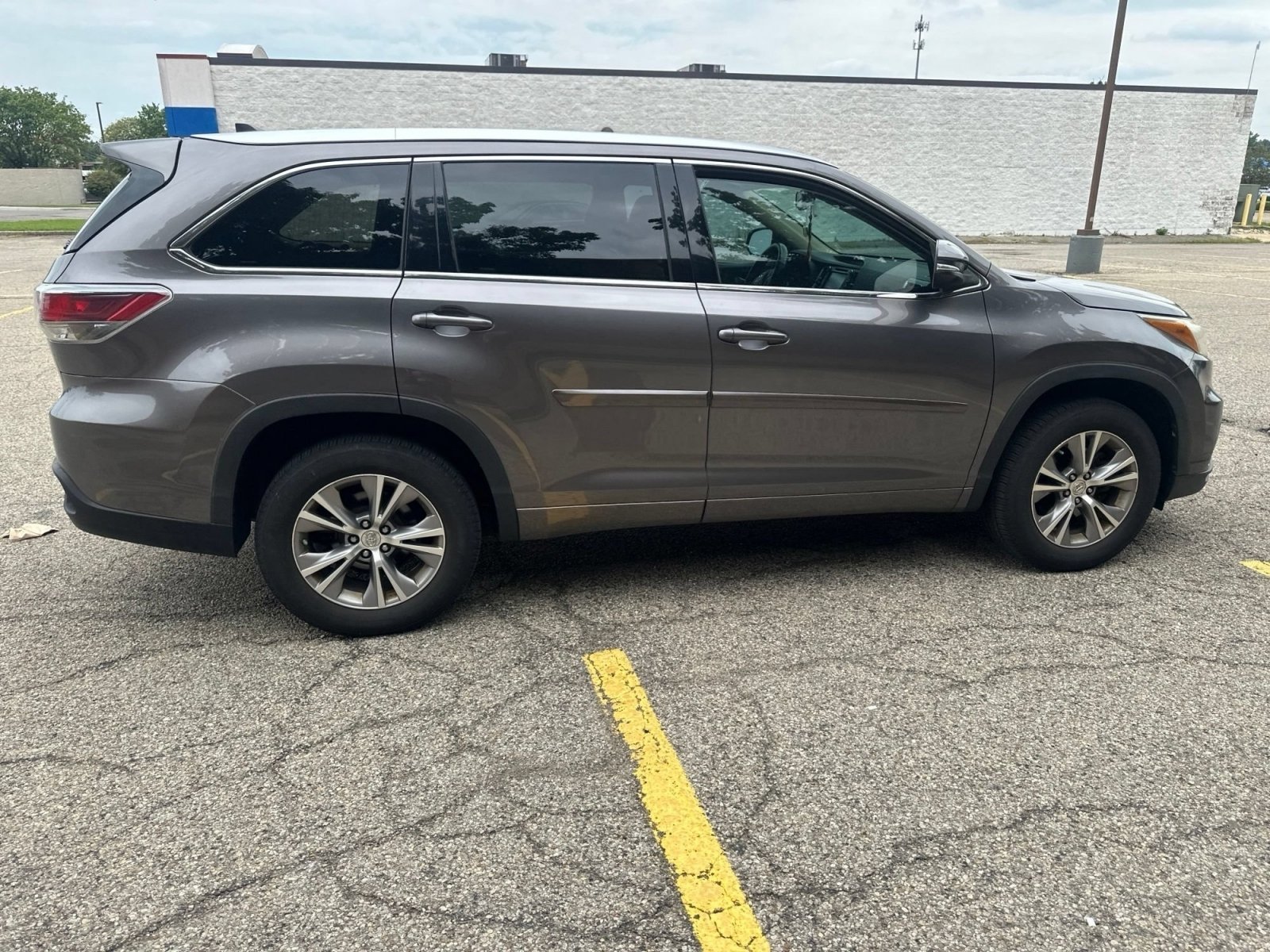 Used 2015 Predawn Gray Mica Toyota XLE image 16
