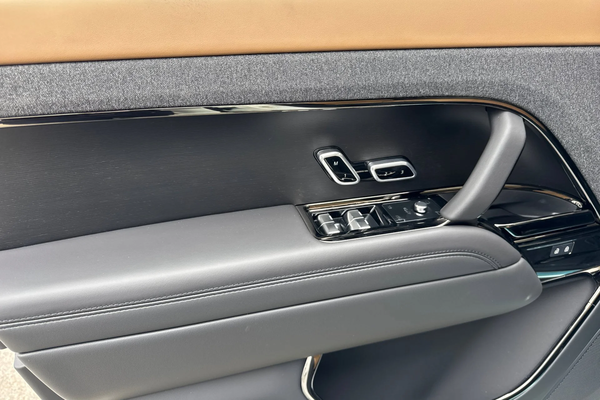 New 2026 FUJI WHITE Land Rover Dynamic SE image 14