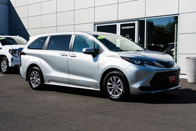 2024 Toyota Sienna LE