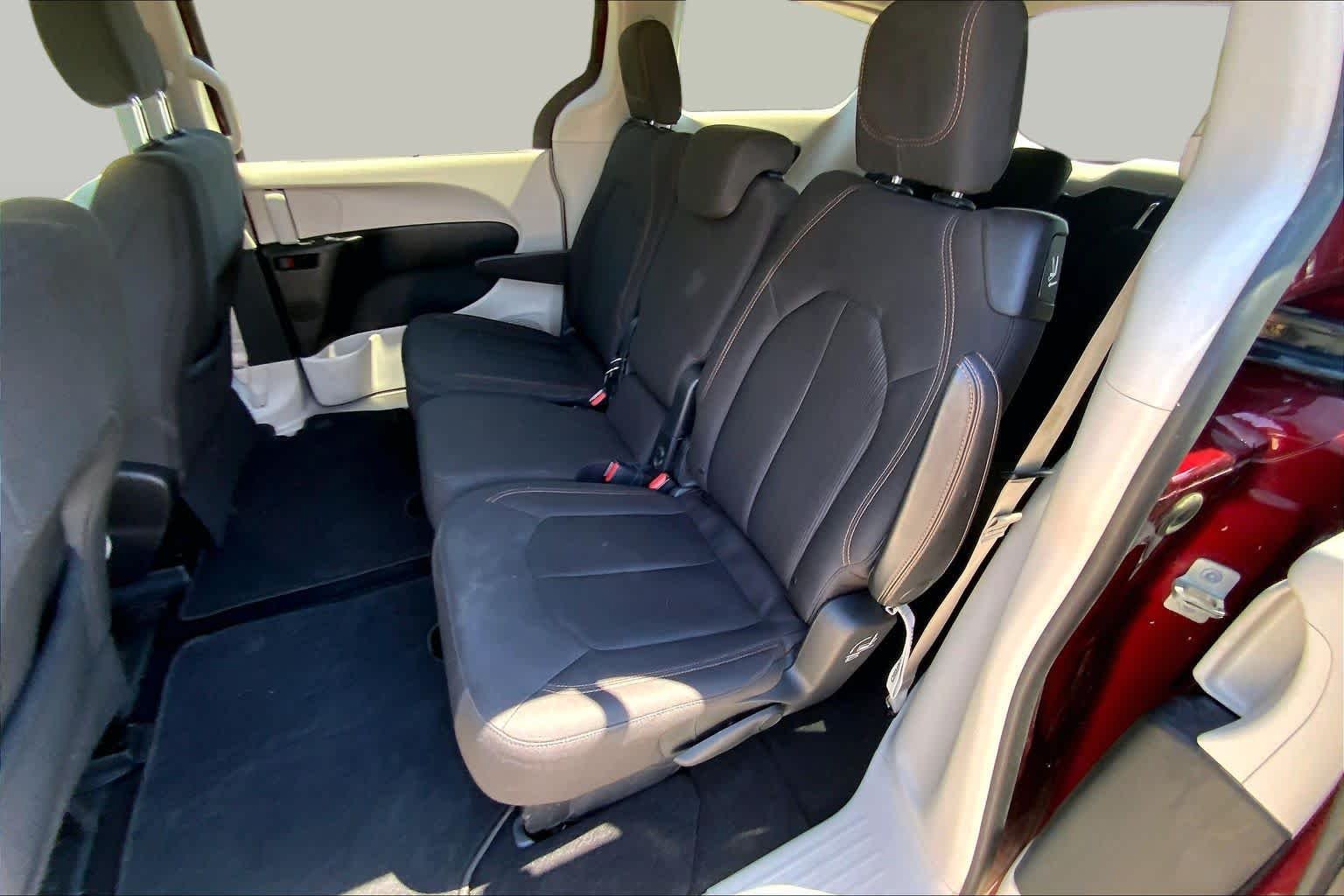 Used 2018 Velvet Red Pearl Coat Chrysler Touring Plus image 20