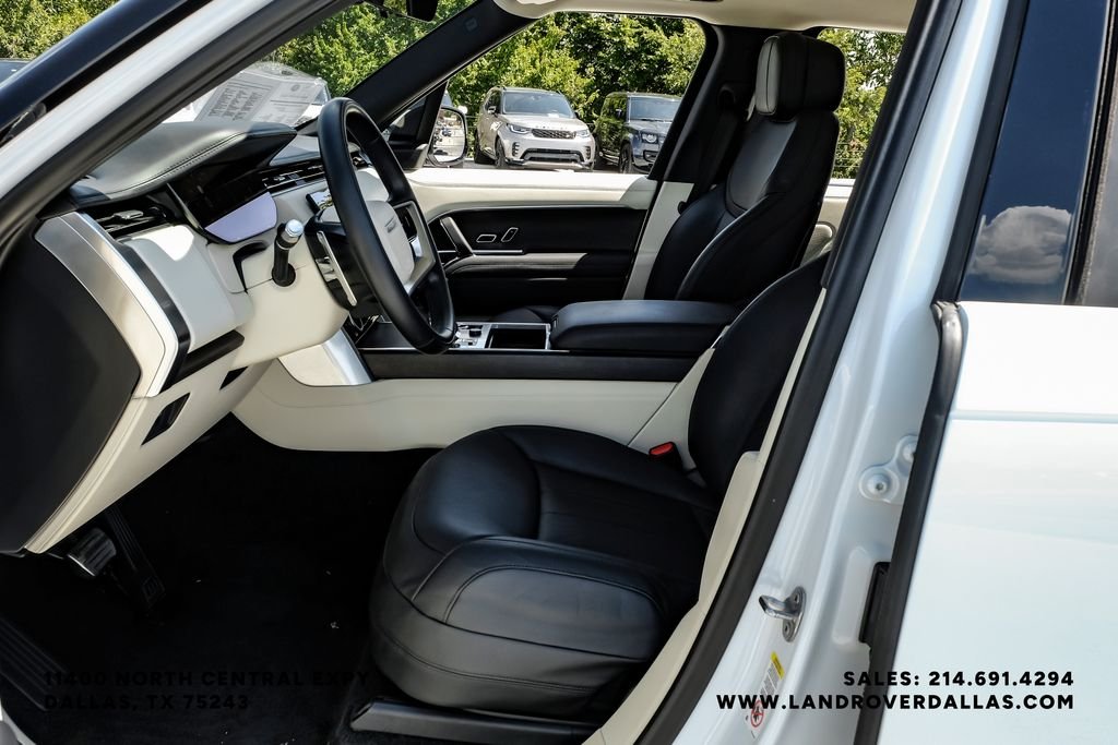 Used 2022 White Land Rover SE image 28