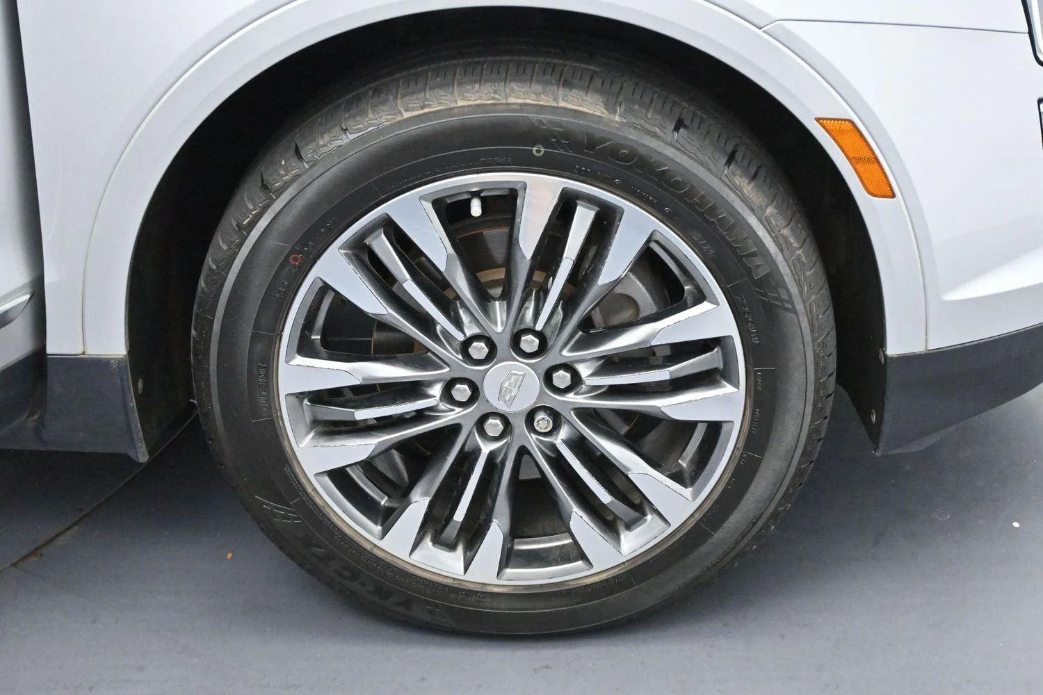 Used 2019 RADIANT SILVER METALLIC Cadillac Luxury FWD image 36