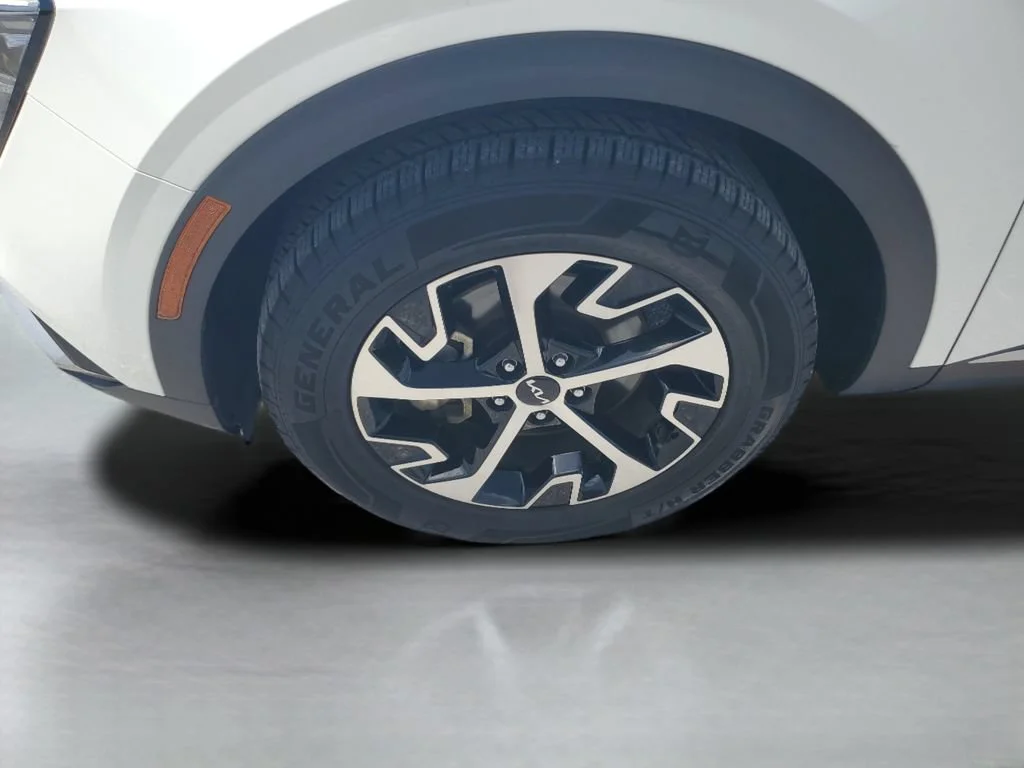 Used 2023 White Kia EX image 27