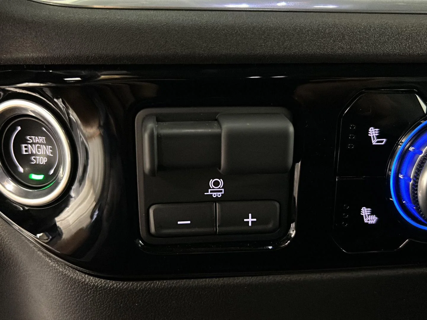 Used 2025 Summit White GMC Elevation image 25