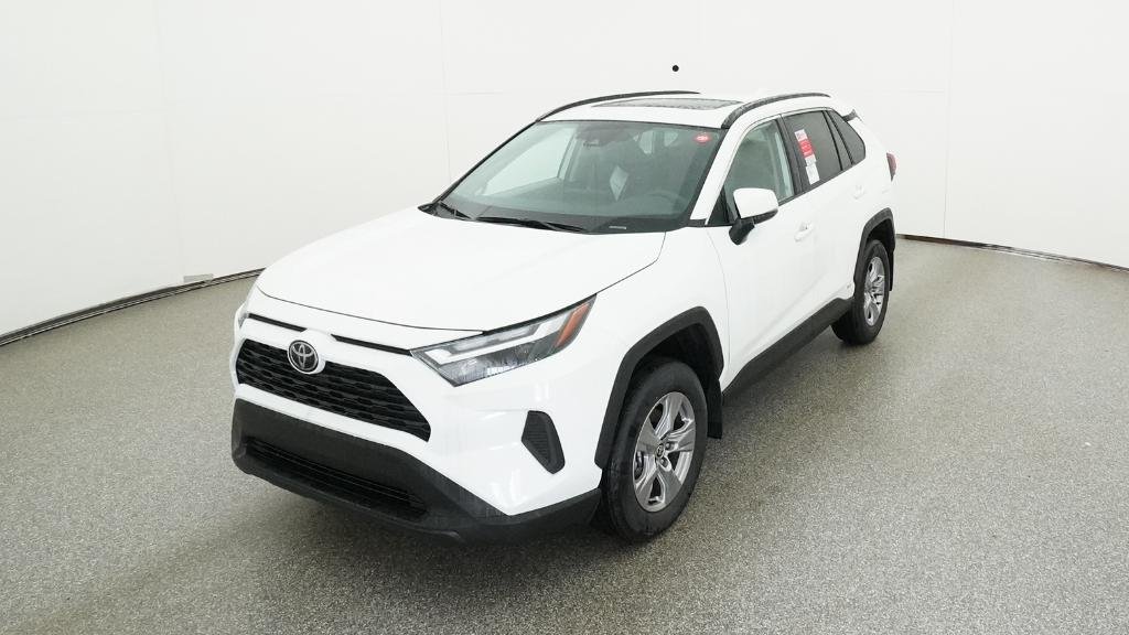 2025 Toyota RAV4 XLE - Photo 13