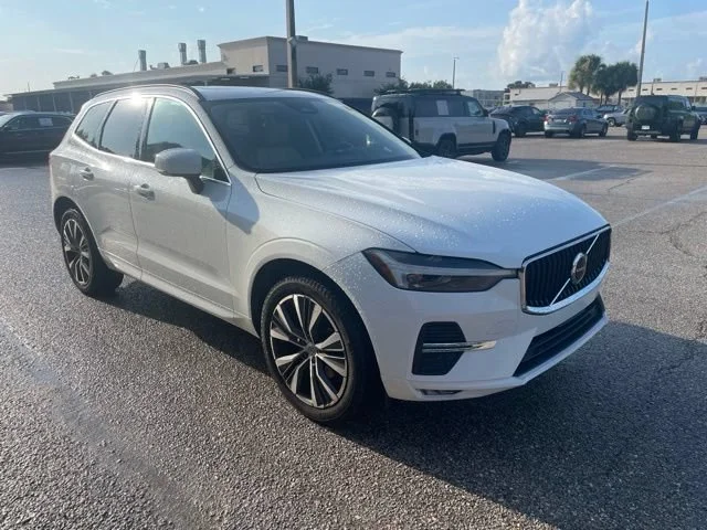 Used 2022 Ice White Volvo Momentum image 1