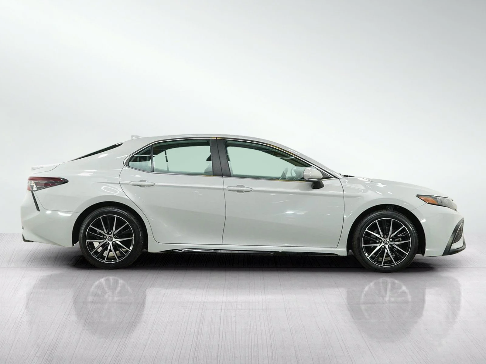 Used 2022  Toyota SE image 6