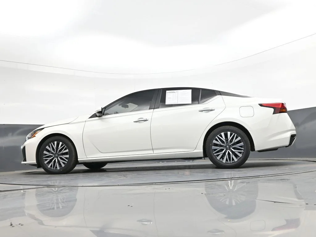 Used 2023 White Nissan 2.5 SV image 46