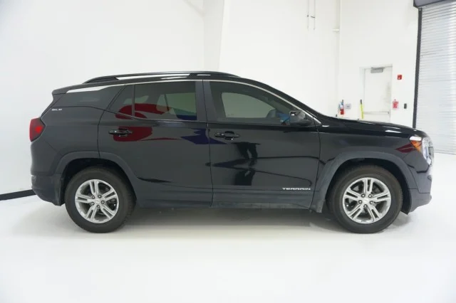 Used 2023 EBONY TWILIGHT METALLIC GMC SLE image 4