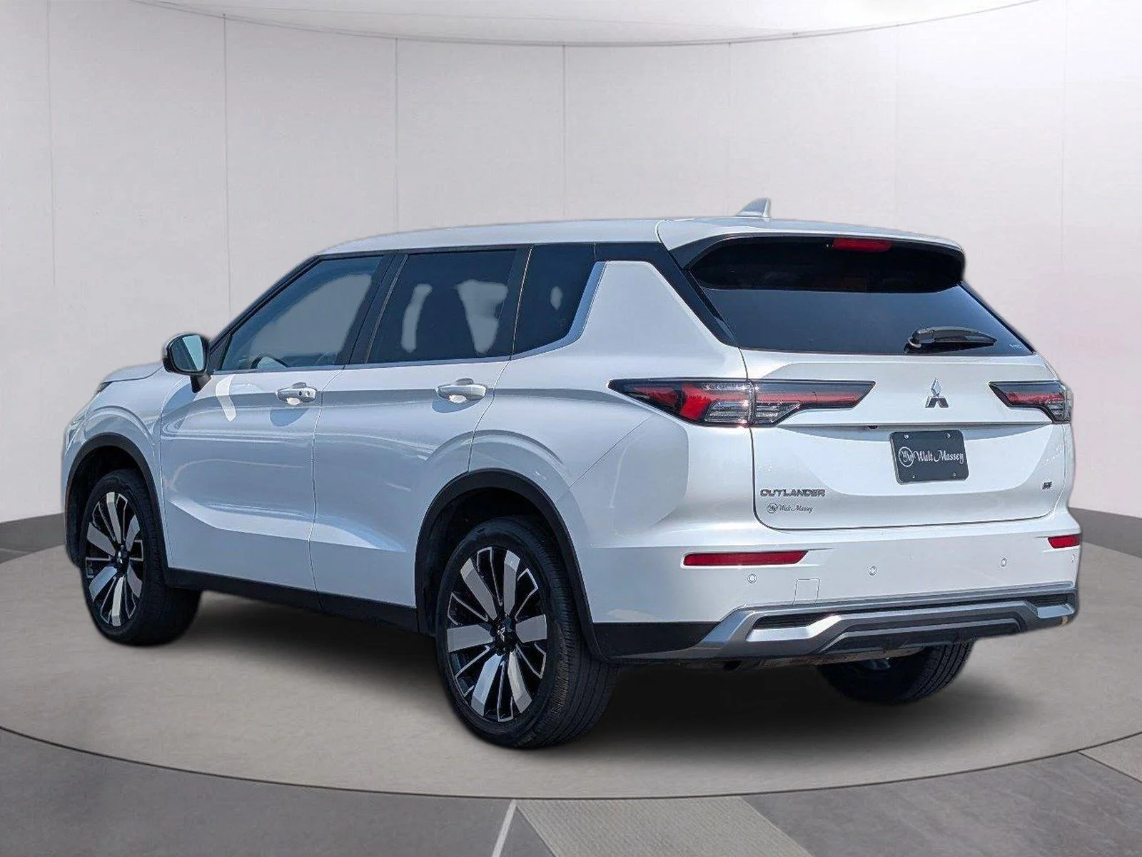 Used 2025 White Diamond Mitsubishi SE image 3