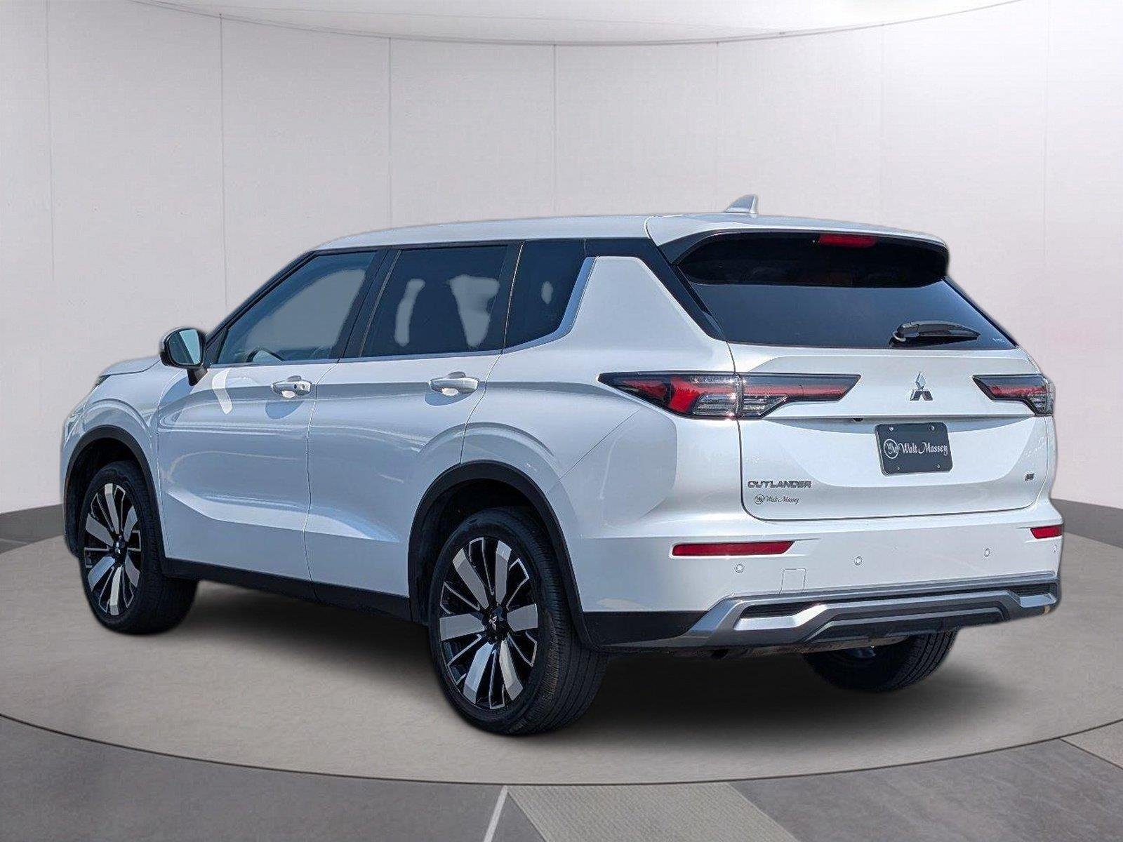 Used 2025 White Diamond Mitsubishi SE image 3