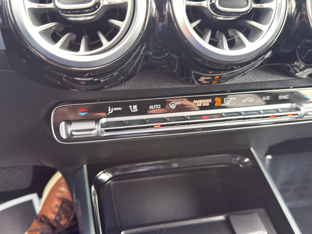 Used 2022  Mercedes-Benz GLB 250 image 17