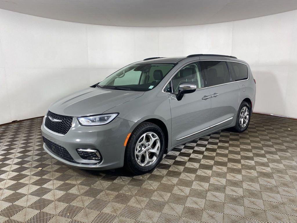 Used 2023 Ceramic Gray Clearcoat Chrysler Limited image 3