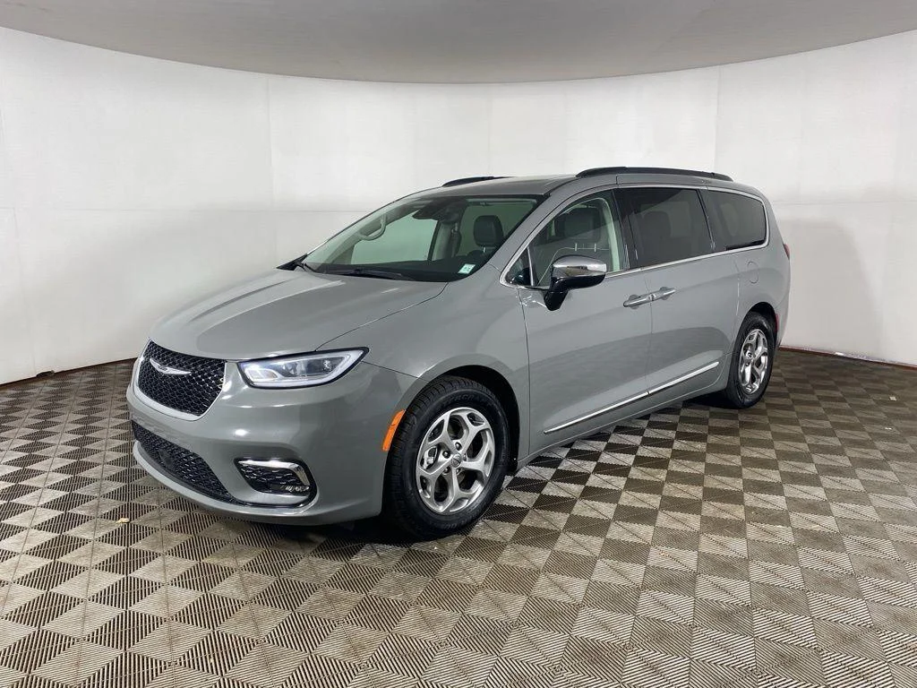 Used 2023 Ceramic Gray Clearcoat Chrysler Limited image 3