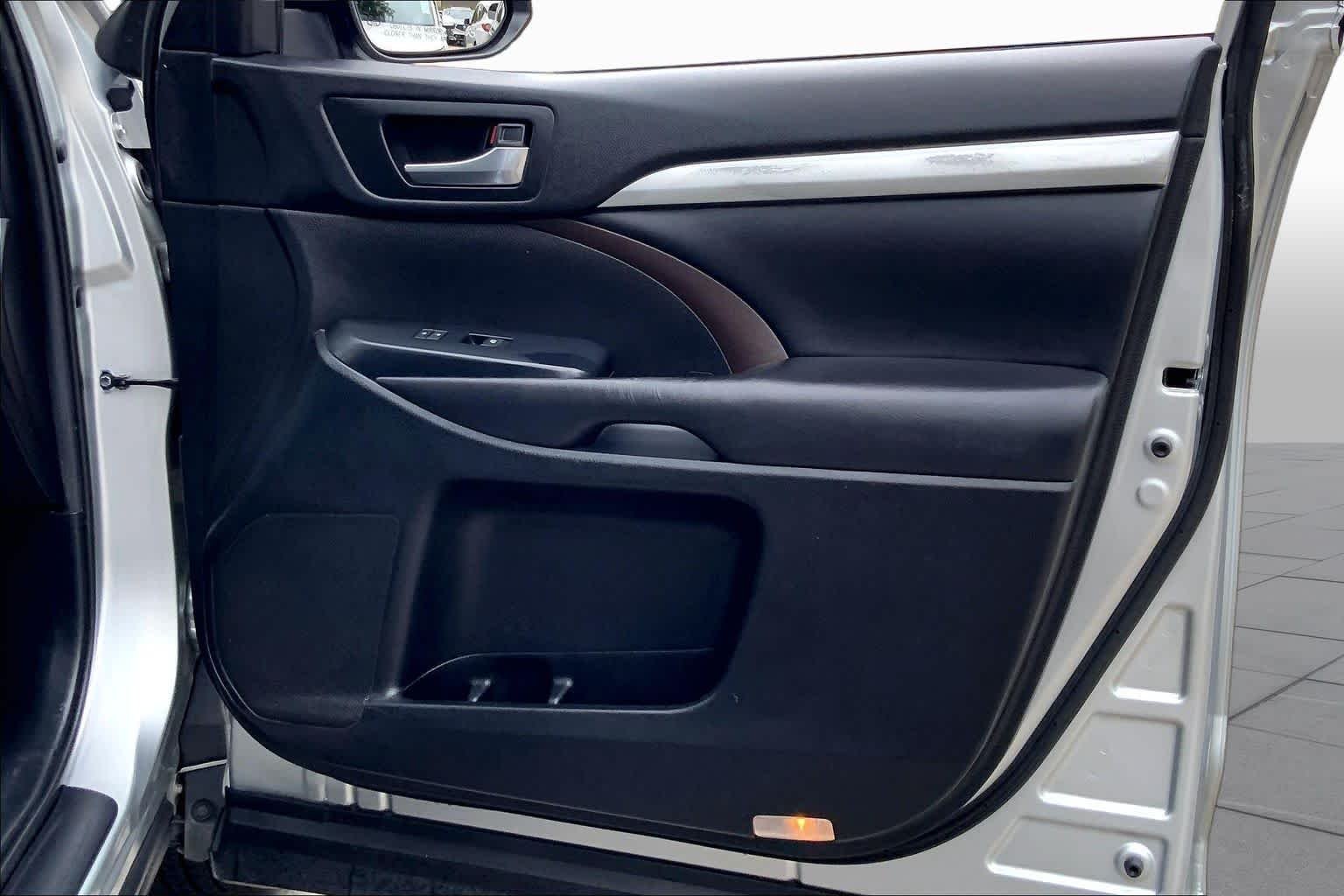 Used 2019 Celestial Silver Metallic Toyota XLE image 23