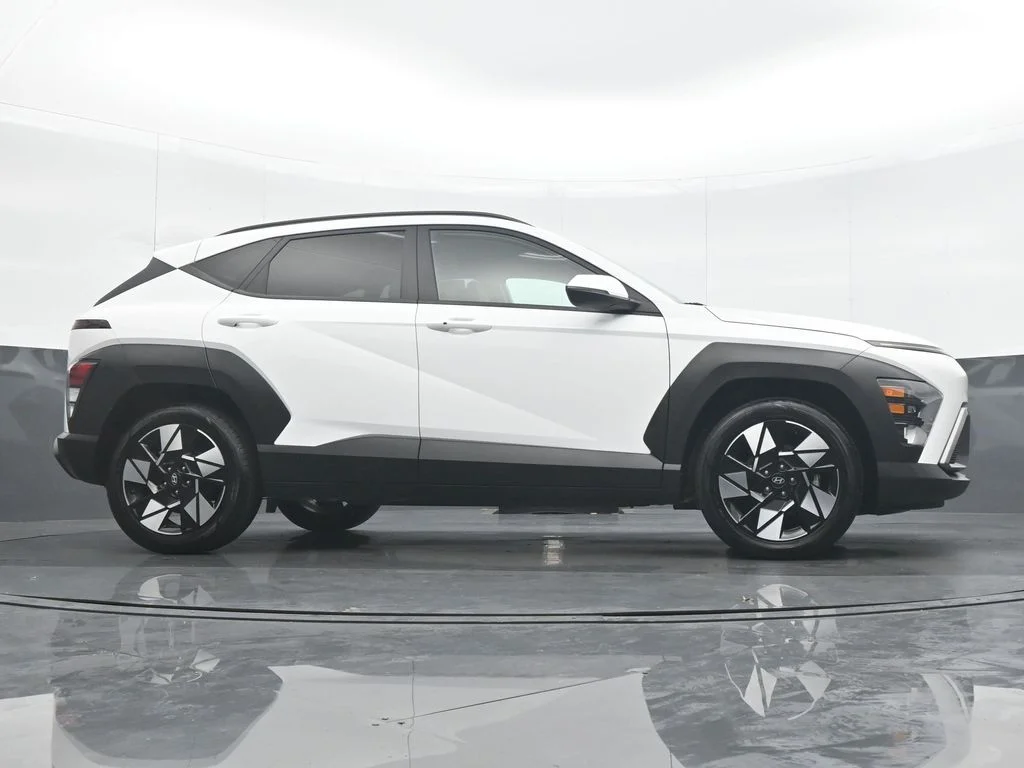 Used 2025 White Hyundai SEL image 32