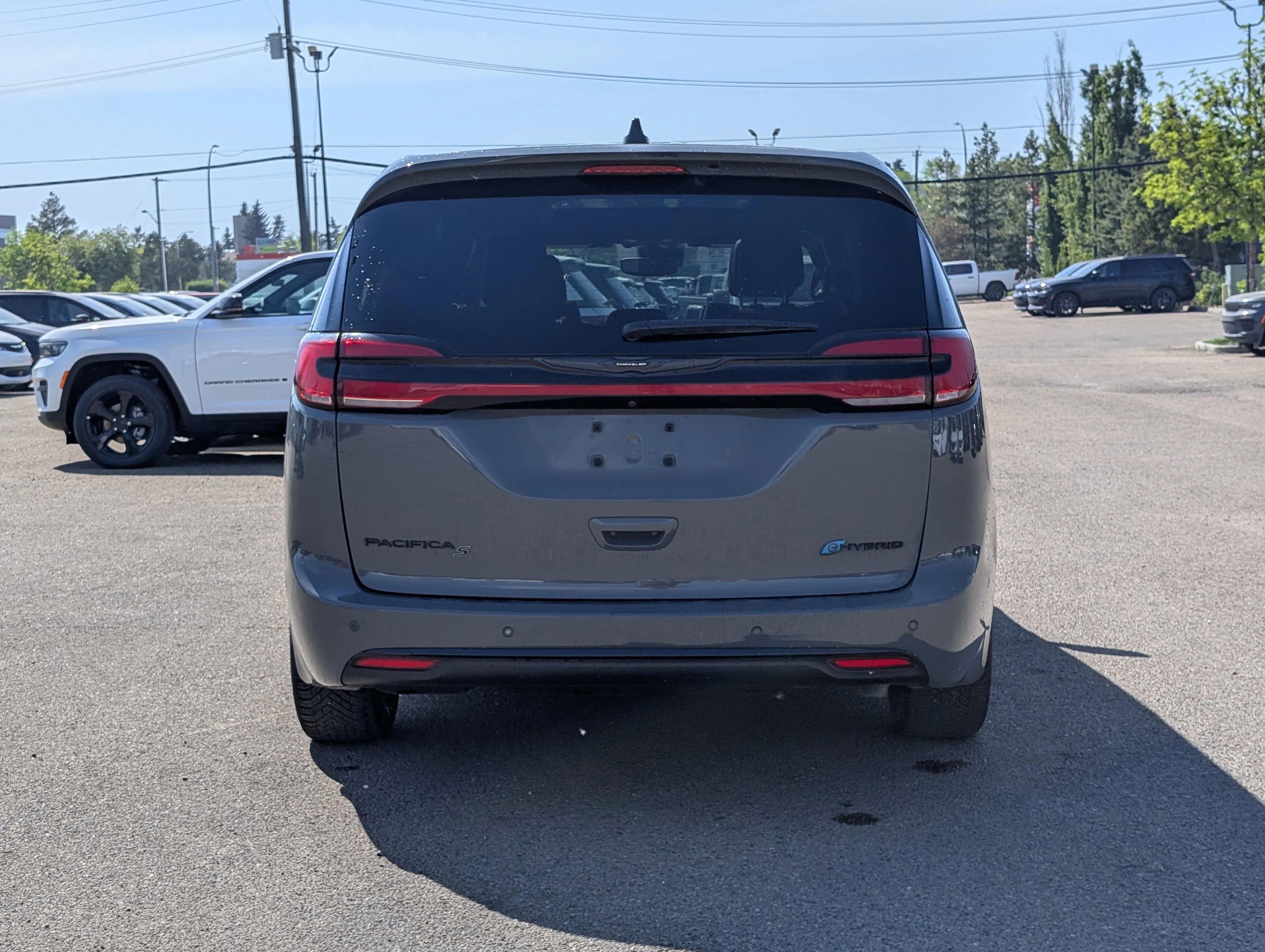 Used 2022 Ceramic Grey Chrysler Limited image 5