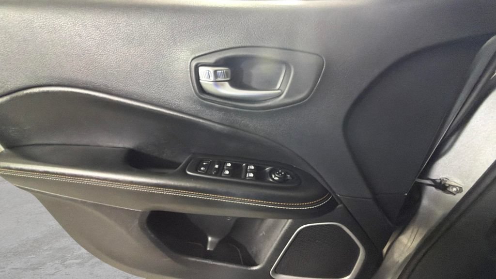 Used 2020 Silver Jeep Latitude FWD image 24