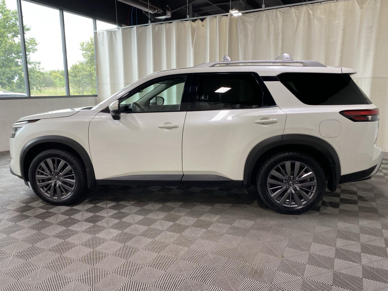Used 2022 Pearl White Tricoat Nissan SL image 9