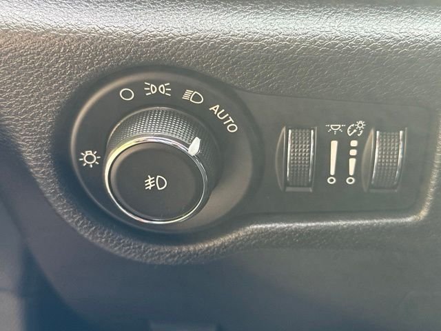 Used 2018 Copper Pearlcoat Chrysler Touring L image 35