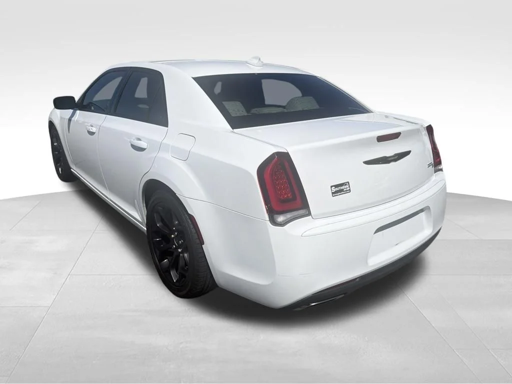 Used 2019 White Chrysler S image 8