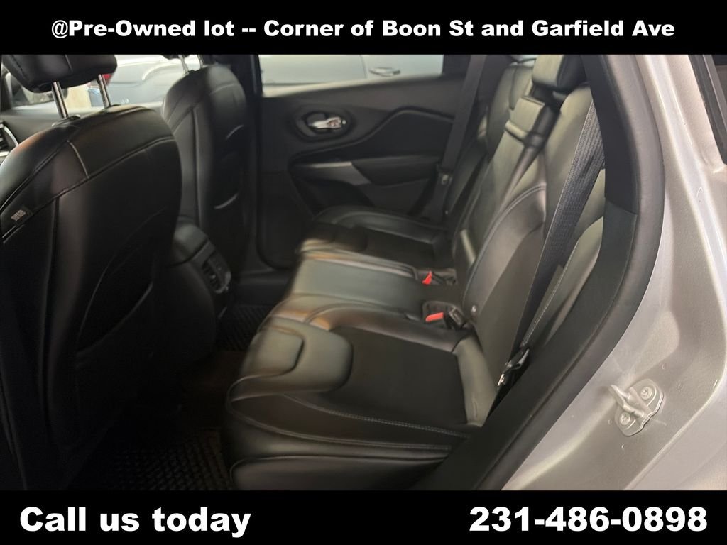 Used 2019 Silver Jeep Latitude Plus image 21