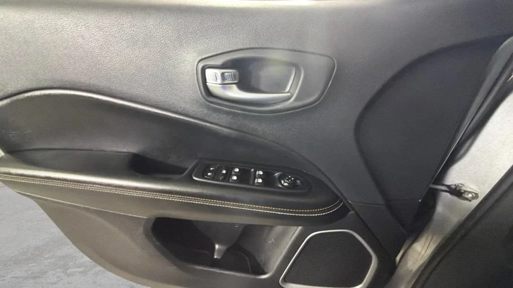 Used 2020 Silver Jeep Latitude FWD image 24