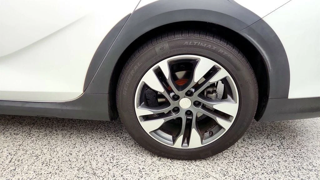Used 2019 Summit White Buick 5dr Wagon Essence AWD image 9