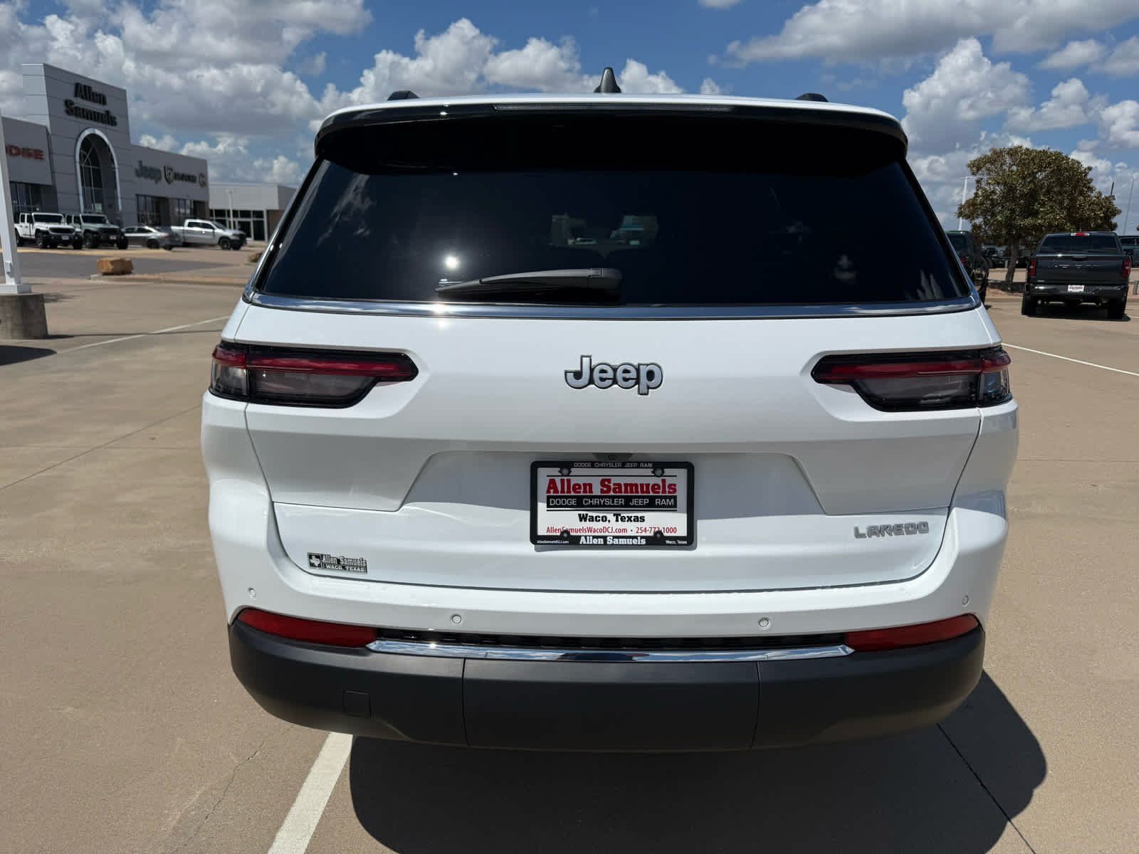 New 2026 Bright White Clear-Coat Exterior Paint Jeep Laredo X image 7