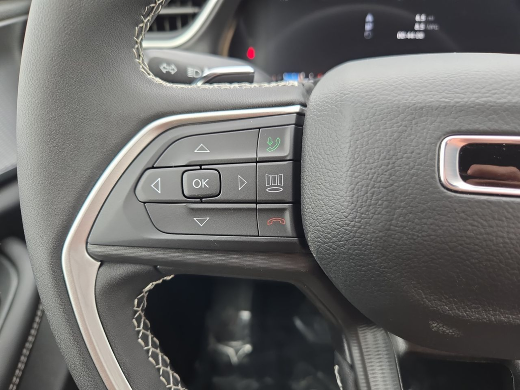 New 2025 Baltic Gray Metallic Clear-Coat Exterior Paint Jeep Laredo X image 31
