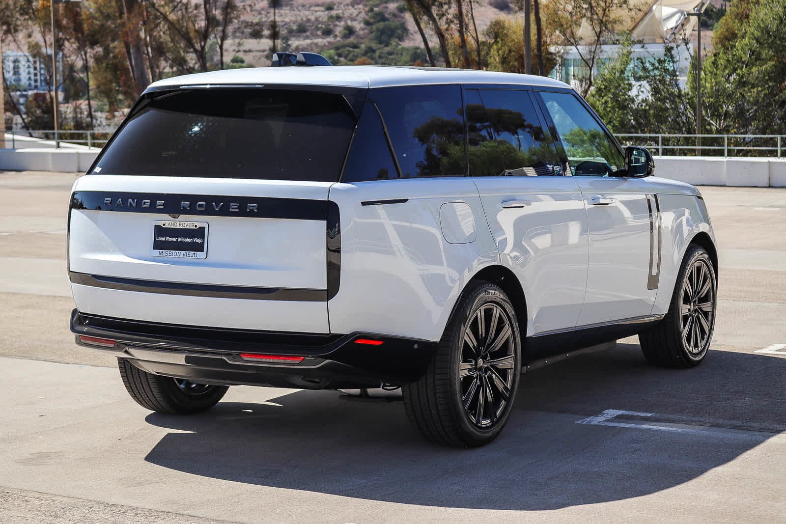 New 2026 Fuji White Land Rover SE image 4