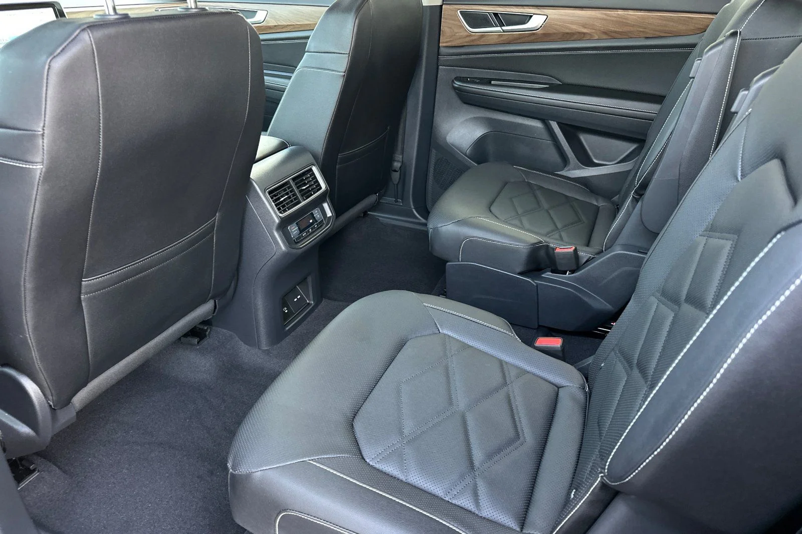 New 2026 Black Volkswagen 2.0T SE w/Technology image 10