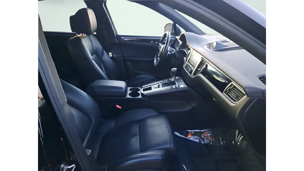 Used 2018  Porsche Base image 16