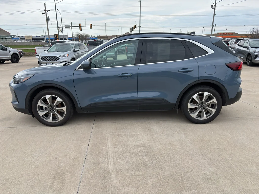 Used 2025 Vapor Blue Metallic Ford Platinum image 2
