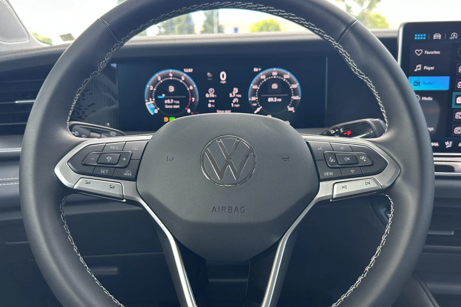 New 2026 Platinum Gray Metallic Volkswagen SE image 22