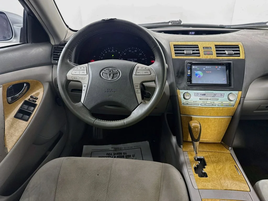 Used 2007 Silver Toyota XLE image 26